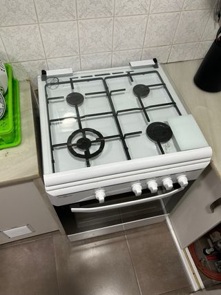 Cocina con horno a gas/ gas butano