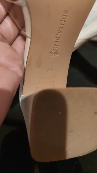 Sandalias Stradivarius vinilo blancas 36