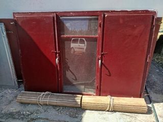 Ventana metálica antigua con contraventanas