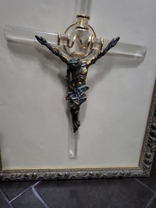 Crucifijo antiguo enmarcado  77 alto  58 ancho