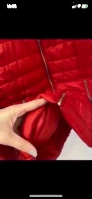 Chaqueta roja acolchada con capucha