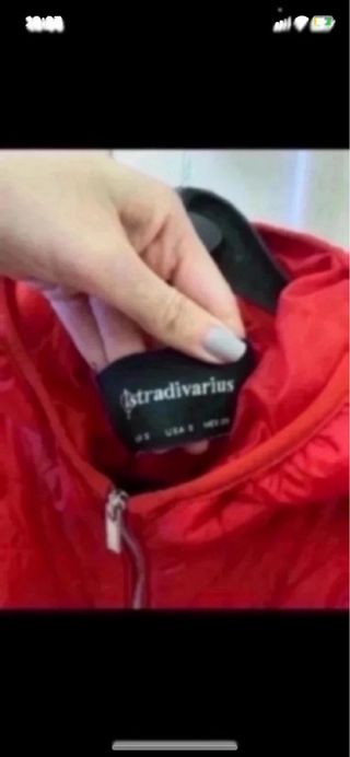 Chaqueta roja acolchada con capucha