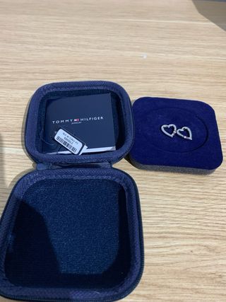 Aretes Tommy Hilfiger corazón plata