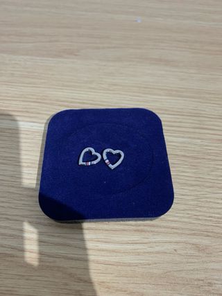 Aretes Tommy Hilfiger corazón plata