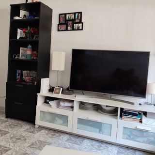 Muebles blancos: estantería y vitrina