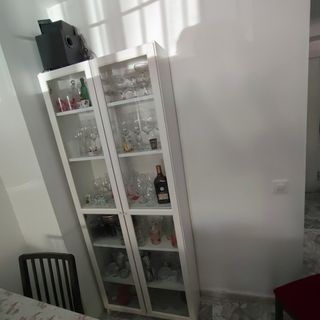 Muebles blancos: estantería y vitrina