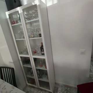 Muebles blancos: estantería y vitrina