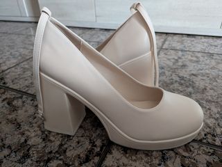Tacones beige mujer