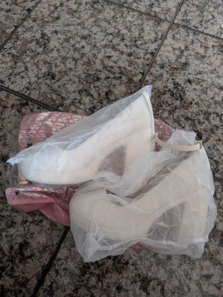 Tacones beige mujer