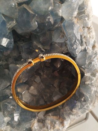 Pulsera dorada con brillantes