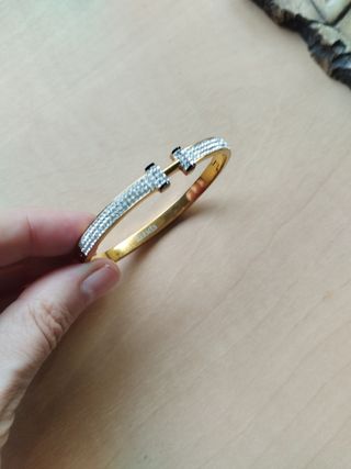 Pulsera dorada con brillantes