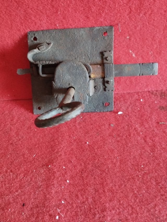 Cerradura antigua de hierro