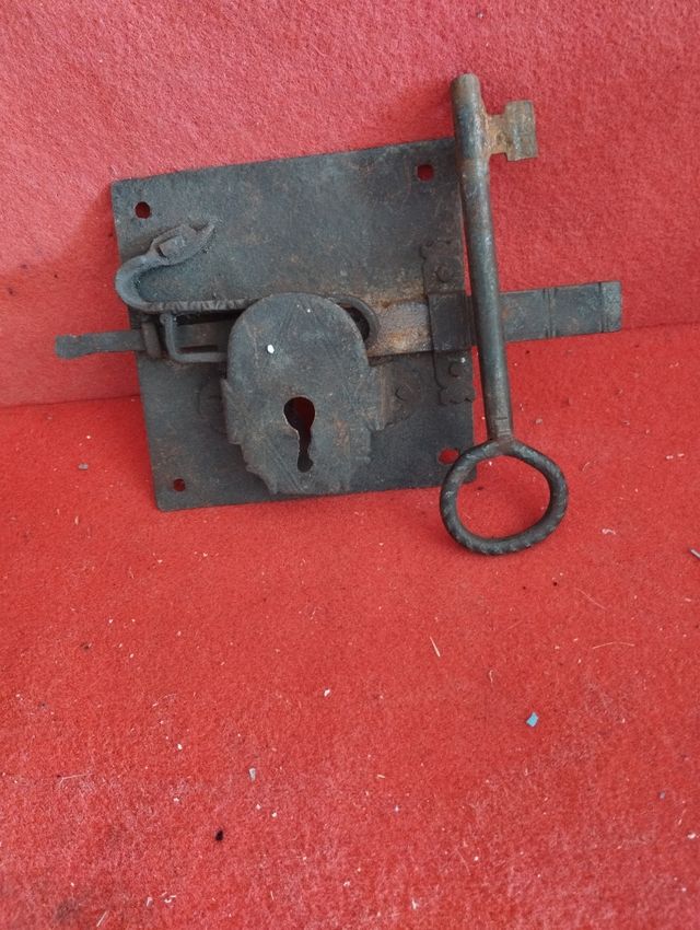 Cerradura antigua de hierro