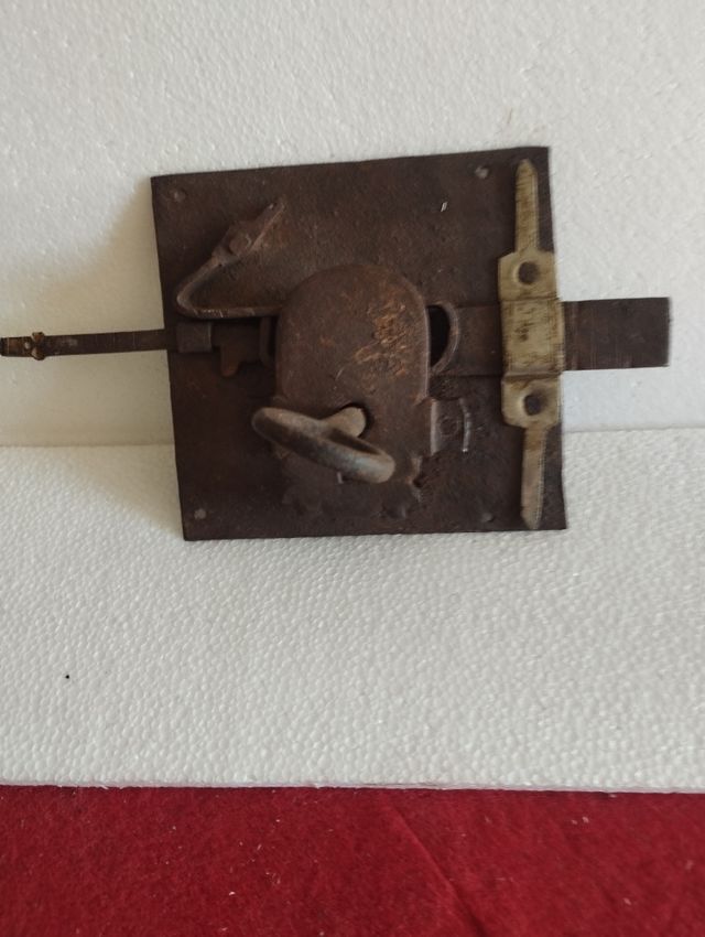 Antica serratura in ferro