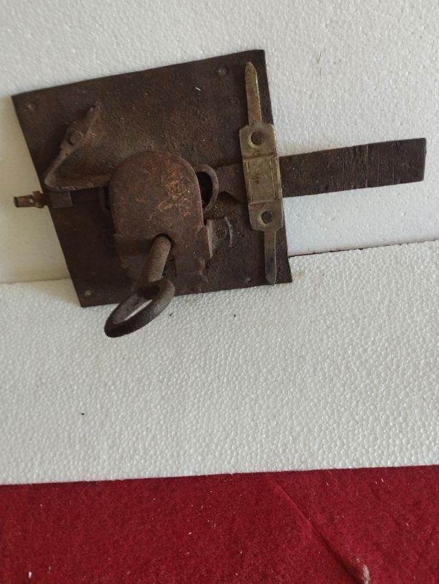 Antica serratura in ferro