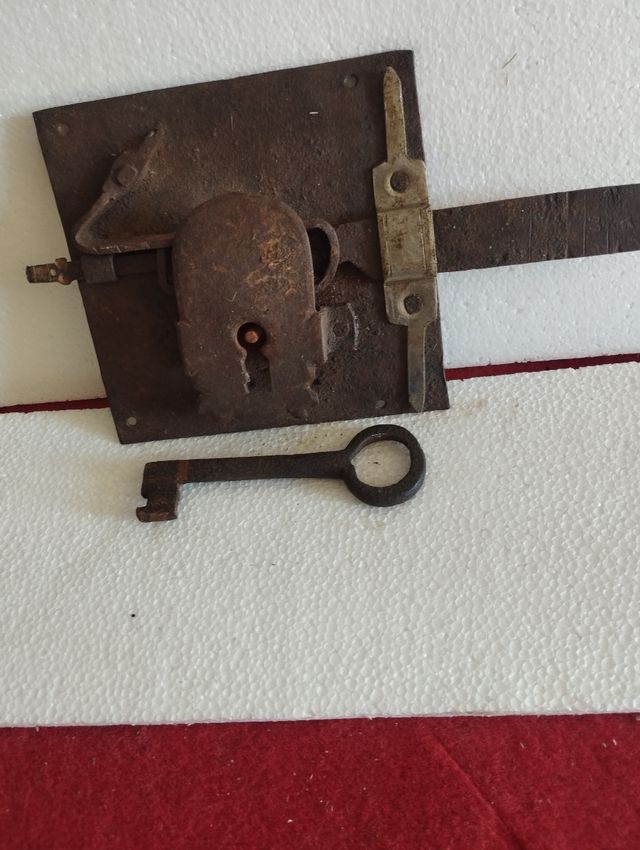 Antica serratura in ferro