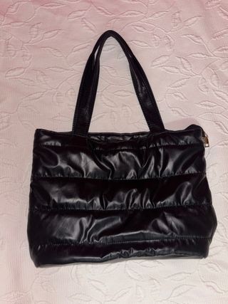 Bolso negro acolchado