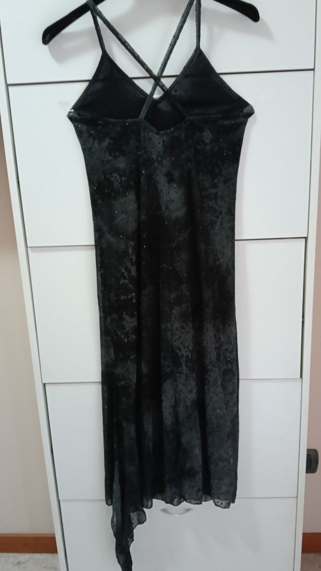 Abito nero con sfocature grigie e paillettes nere