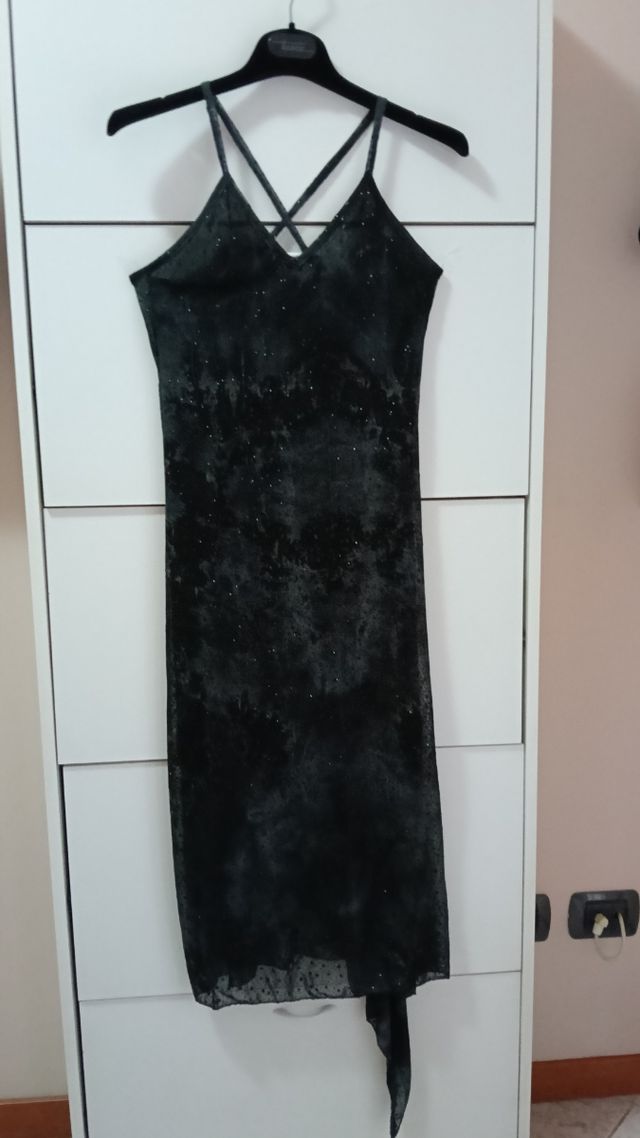 Abito nero con sfocature grigie e paillettes nere