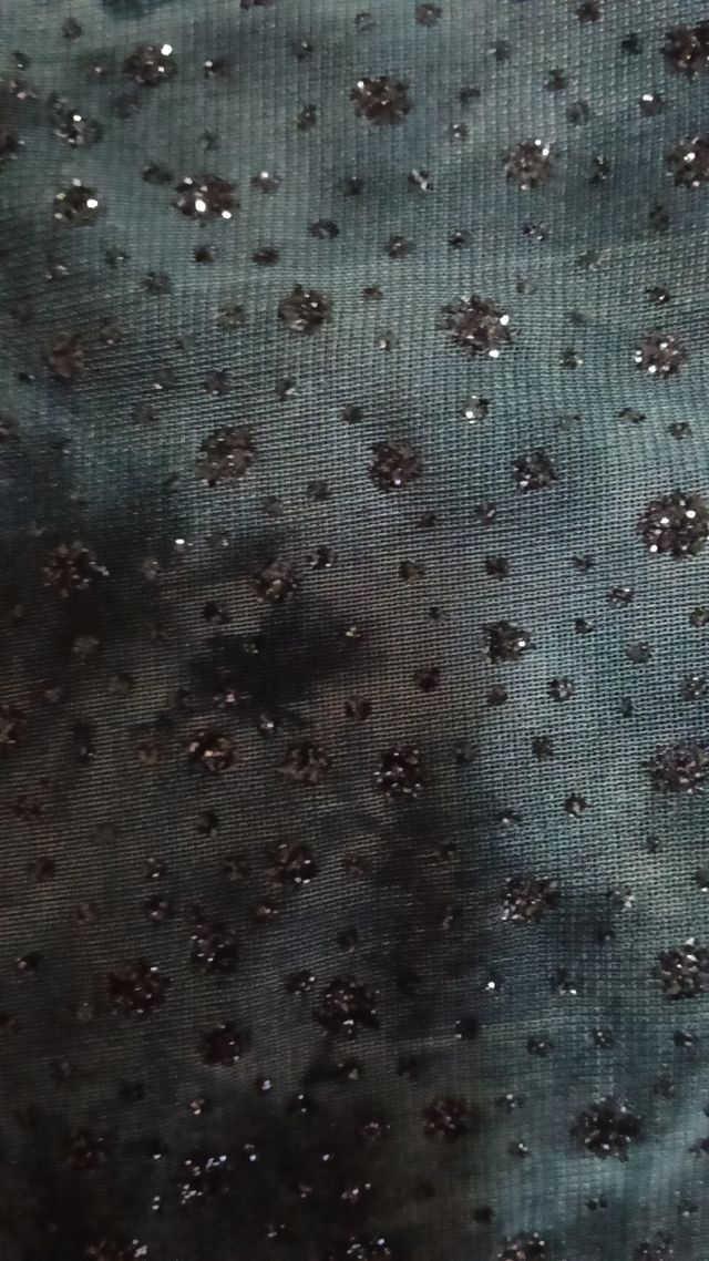 Abito nero con sfocature grigie e paillettes nere