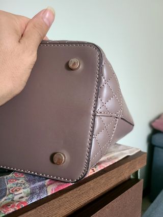 Borsa a mano Guess marrone