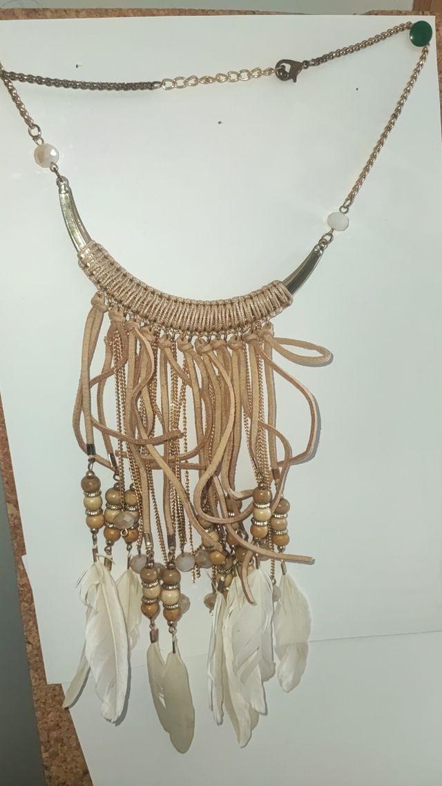 Collar boho plumas beige y dorado