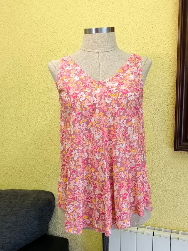 Camiseta tirantes flores rosa