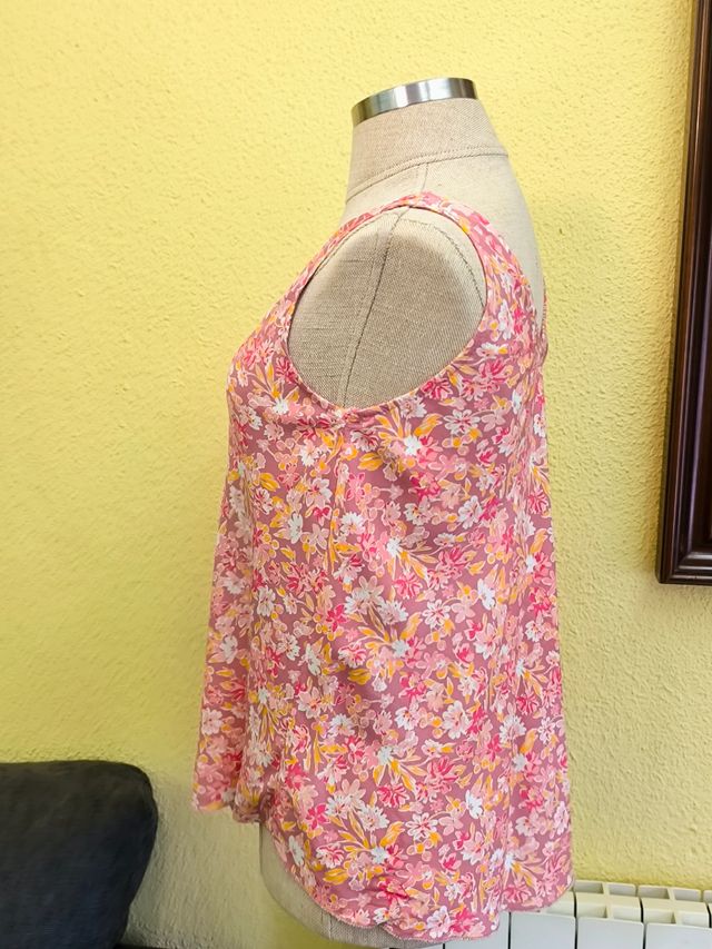 Camiseta tirantes flores rosa