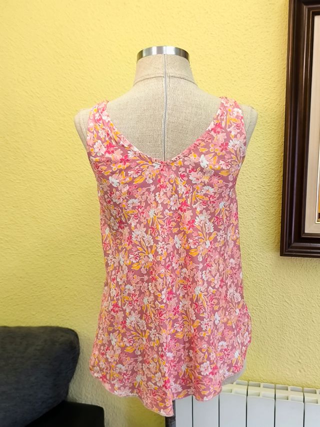 Camiseta tirantes flores rosa