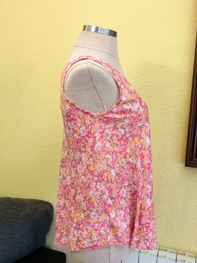 Camiseta tirantes flores rosa