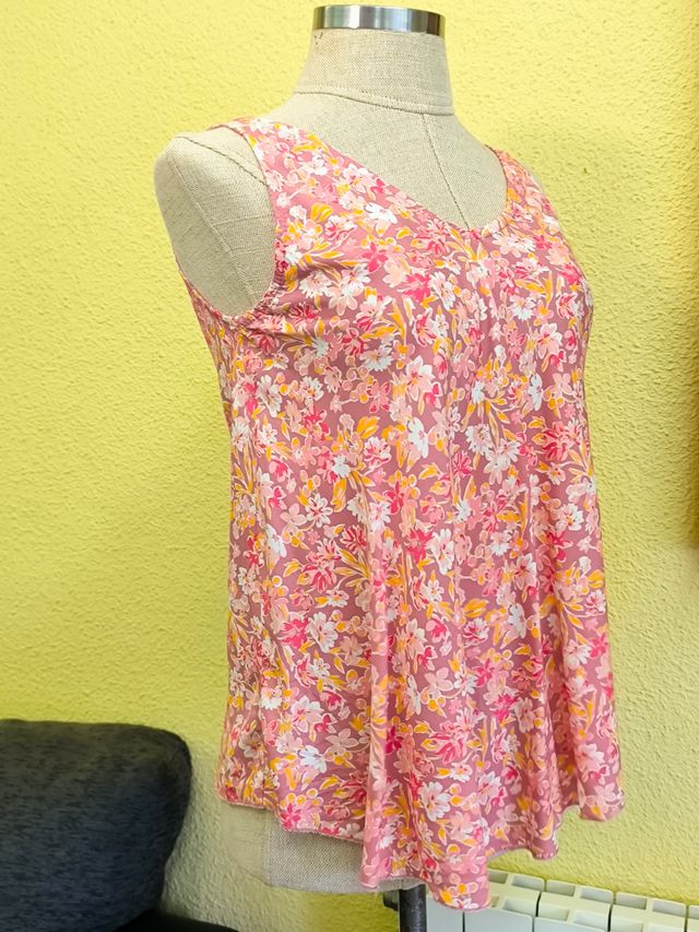 Camiseta tirantes flores rosa