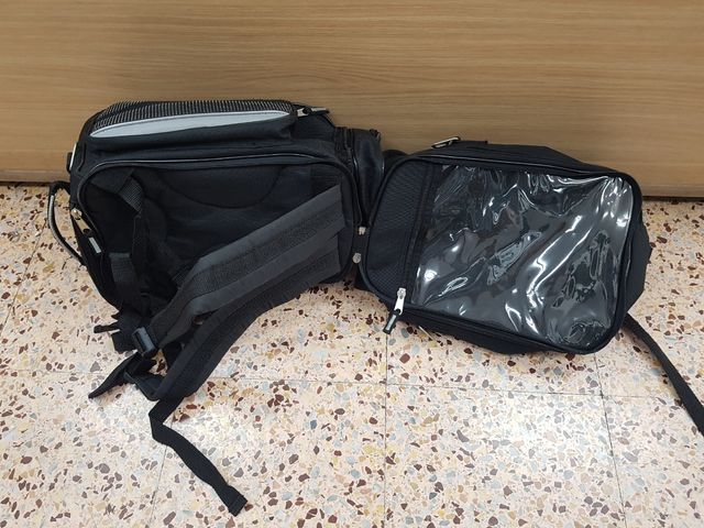 Mochila sobre depósito de moto