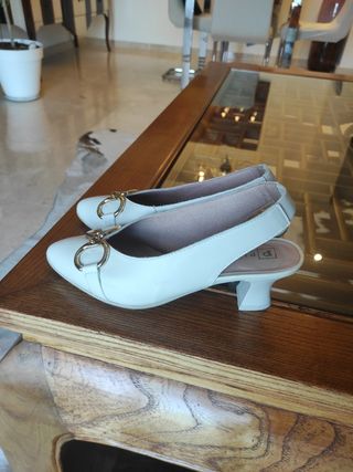 PITILLOS - Zapatos beige tacón bajo