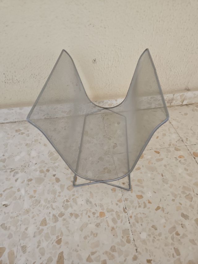 Revistero metálico gris