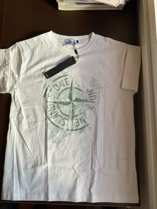 Camiseta Stone Island blanca.