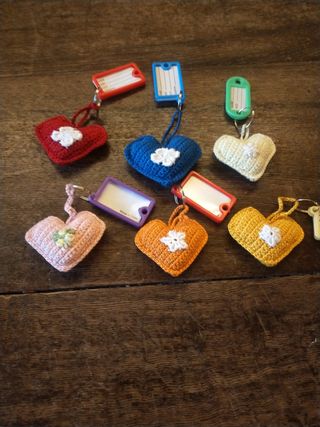 Portachiavi a uncinetto: 8 cuori