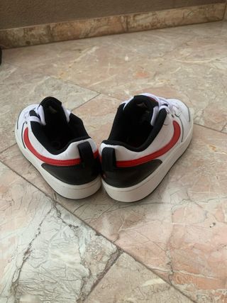 Zapatillas Nike blancas y rojas - Talla 39