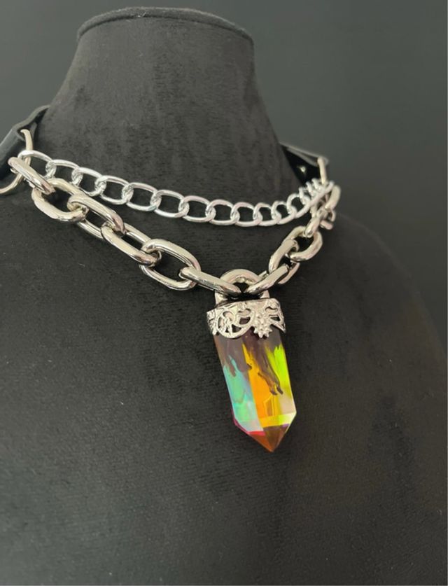 Chocker collar cromático amuleto