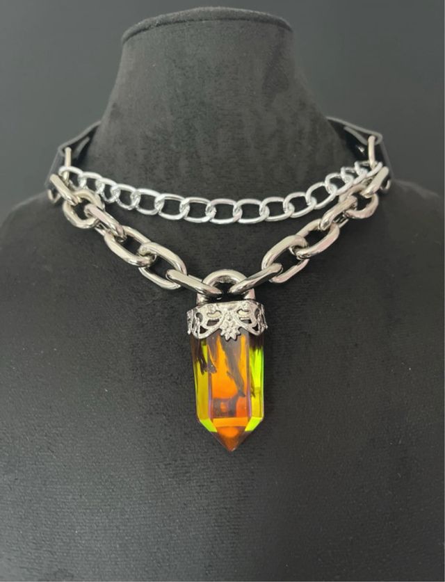 Chocker collar cromático amuleto