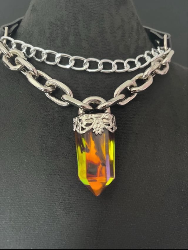 Chocker collar cromático amuleto