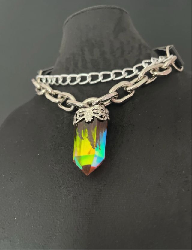 Chocker collar cromático amuleto