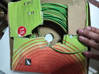 Cajas de cable eléctrico sobrante de obra.