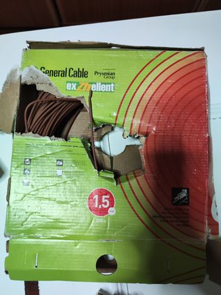 Cajas de cable eléctrico sobrante de obra.