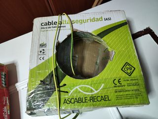 Cajas de cable eléctrico sobrante de obra.