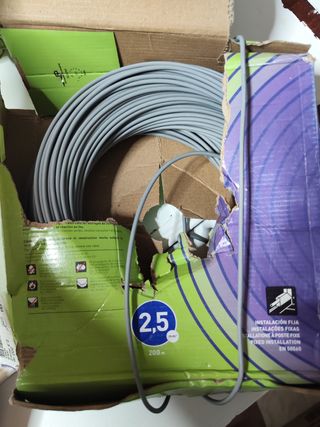 Cajas de cable eléctrico sobrante de obra.