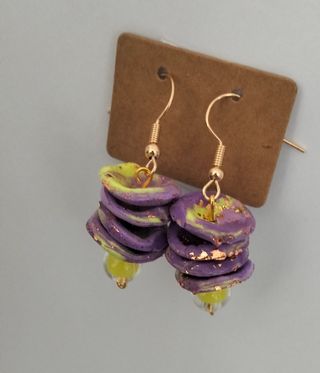 Aretes artesanales morado-amarillo