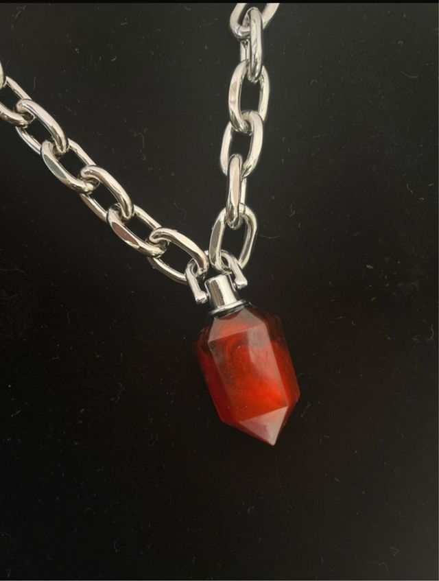 Collar artesanal “la sangre de la Reina”