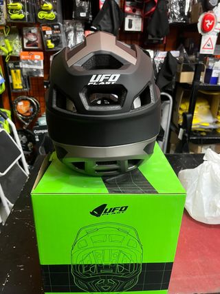 Casco descenso UFO Plast Defcon-One