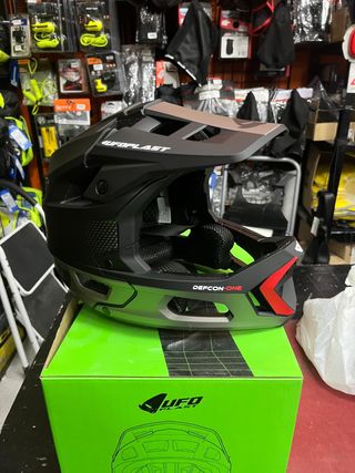Casco descenso UFO Plast Defcon-One