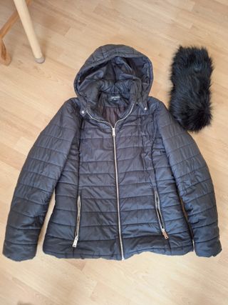 Chaqueta negra acolchada con capucha